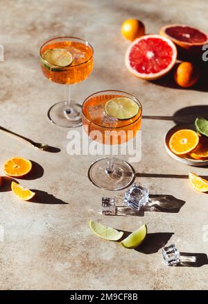 Primo piano di due bevande di paloma spritz su sfondo beige soleggiato. Foto Stock