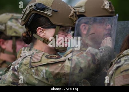 Un Airman dello Squadrone delle forze di sicurezza del 31st tiene uno scudo durante una dimostrazione di controllo delle sommosse durante la settimana della polizia alla base aerea di Aviano, Italia, 16 maggio 2022. La settimana della polizia riconosce il servizio e il sacrificio dei membri delle forze dell'ordine degli Stati Uniti, rendendo speciale omaggio a coloro che hanno perso la vita nella linea di dovere per la sicurezza e la protezione degli altri. Foto Stock