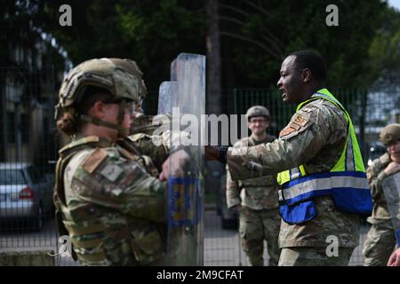 STATI UNITI Tecnologia Air Force. Brandon H. Carpenter, membro dello Squadrone delle forze di sicurezza 31st, allena gli Airmen sulle tattiche di controllo delle sommosse durante la settimana della polizia alla base aerea di Aviano, Italia, 16 maggio 2022. La settimana della polizia riconosce il servizio e il sacrificio dei membri delle forze dell'ordine degli Stati Uniti, rendendo speciale omaggio a coloro che hanno perso la vita nella linea di dovere per la sicurezza e la protezione degli altri. Foto Stock