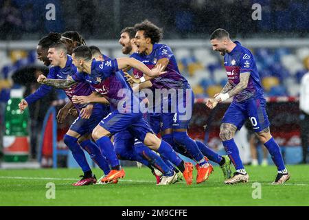 Napoli, Italia. 17th Jan, 2023. I giocatori cremonesi festeggiano al termine della partita di calcio della Coppa d'Italia tra SSC Napoli e i cremonesi americani allo stadio Diego Armando Maradona di Napoli (Italia), 17th gennaio 2021. Foto Cesare Purini/Insidefoto Credit: Insidefoto di andrea staccioli/Alamy Live News Foto Stock