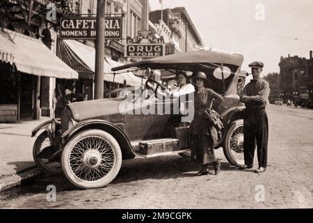 1910S DONNA IN PIEDI DA AUTO DA TURISMO IN MODO ALLA MODA HAT SECONDA DONNA ALLA GUIDA E UOMO IN PIEDI FUMO TUBO TUTTO GUARDANDO MACCHINA FOTOGRAFICA - M9526 HAR001 HARS VOLTI NOSTALGICO COPPIA CAFFETTERIA ESPRESSIONE COMUNITARIA CONVERTIBILE CITTÀ VECCHIA TEMPO NOSTALGIA FRATELLO VECCHIO MODO AUTO SORELLA 1 MAIS STILE VISO VEICOLO MISTERO FAMIGLIE ALLA MODA LIFESTYLE SODDISFAZIONE FEMMINE FRATELLI PIPE RURALE LUSSO STATI UNITI COPIA SPAZIO AMICIZIA METÀ LUNGHEZZA SIGNORE PERSONE STATI UNITI D'AMERICA AUTOMOBILE MASCHI FRATELLI FIDUCIA SORELLE TRASPORTO ESPRESSIONI B&W NORD AMERICA NORD AMERICA E ESTERNI AUTOS Foto Stock