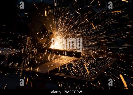 Scintille di metallo. Molte scintille prodotte dalla smerigliatura dell'acciaio. Foto Stock