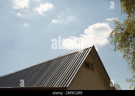Tetto dell'edificio. Colmo tipo di tetto. Dettagli di piccola architettura. Foto Stock