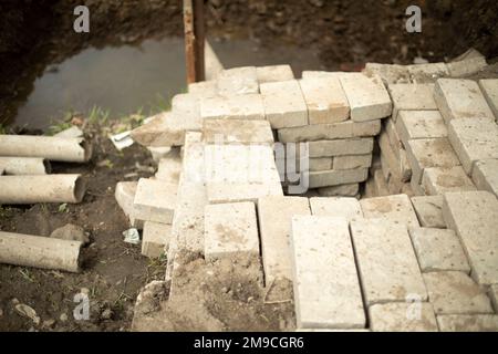 Costruzione non riuscita. Blocchi di pietra si trovano crookedly. Foto Stock