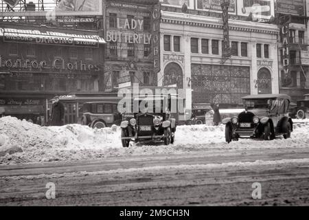 1920S VOLTE QUADRATI AUTO DI SCENA INVERNALE IN CORNO DI NEVE E HARDART AUTOMAT MUSICAL PLAY LADY BUTTERFLY MARQUEE GLOBE THEATER - O3565 LEF001 HARS NATURA STATI UNITI COPIA SPAZIO PERSONE MARQUEE STATI UNITI D'AMERICA AUTO MASCHI RISCHIO INTRATTENIMENTO TRASPORTO B&W. INVERNO MIDTOWN AVVENTURA AUTOS ECCITAZIONE ESTERNO ANGOLO BASSO GOTHAM NYC NEGOZI TRAM AUTOSTAT NEW YORK AUTOMOBILI CITTÀ VEICOLI NEW YORK CITY TIMES SQUARE WINTERY BROADWAY CHECKER TAXI TRANSITO E GRANDE APPLE NERO E BIANCO VECCHIO STILE Foto Stock