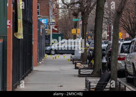 Bronx, New York, Stati Uniti. 17th Jan, 2023. Investigatori della Crime Scene Unit, indagano sulla scena in cui sono stato ucciso un poliziotto del 48th° distretto del Bronx. Gli ufficiali si stavano avvicinando all'angolo di 183rd Street e Prospect Avenue nella loro pattuglia non marcata auto cercando di impegnare due maschi quando sono stati sparati su. Un ufficiale è stato colpito nel braccio e portato a St. Barnabas Hospital. Un maschio di 16 anni è stato preso in custodia e un'arma da fuoco è stata recuperata sulla scena. (Credit Image: © Steve Sanchez/Pacific Press via ZUMA Press Wire) SOLO PER USO EDITORIALE! Non per Comm Foto Stock