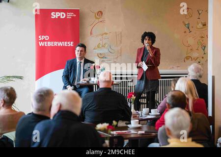 Berlino, Germania. 16th Jan, 2023. Hubertus Heil, ministro federale del lavoro e degli affari sociali, è stato ospite del SPD Weberwiese (Berlino). Sul podio con lui è stato il dottor Viola Mattathil-Reuther, presidente della SPD Weberwiese, che corre come candidato diretto al Parlamento di Stato di Berlino. L'evento si è svolto presso lo storico Café Sybille di Karl-Marx-Allee, il 16 gennaio 2023. (Credit Image: © Ralph Pache/PRESSCOV via ZUMA Press Wire) SOLO PER USO EDITORIALE! Non per USO commerciale! Foto Stock