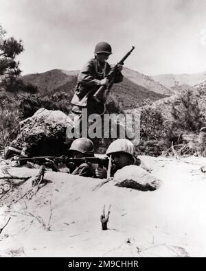 1950S TRE UOMINI SOLDATI AMERICANI DELL'ESERCITO MANNING UNA BUCA DI VOLPE IN CIMA ALLA COLLINA DURANTE LA GUERRA COREANA NELLA REPUBBLICA DI COREA DEL SUD - Q988 CPC001 PERSONE HARS FUCILE MASCHI RISCHIO DI FIDUCIA B&W TRISTEZZA LIBERTÀ TESTA E SPALLE PROTEZIONE CORAGGIO POTENTE ORGOGLIO OCCUPAZIONI UNIFORMI FANTERIA COREANA CONCETTUALE MITRAGLIATRICE GUERRA COREANA ESERCITO AMERICANO COREA POLIZIA AZIONE LOTTA COOPERAZIONE ARMI DA FUOCO UNITED GLI STATI ESERCITO GIOVANE UOMO ADULTO NERO E BIANCO VECCHIO STILE Foto Stock