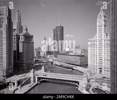 1960S VISTA DEI GRATTACIELI LUNGO IL CHICAGO RIVER MICHIGAN AVENUE BRIDGE IN PRIMO PIANO EDIFICIO WRIGLEY A DESTRA CHICAGO IL USA - R21041 KRU001 HARS IL MIDWEST MIDWEST GRATTACIELI VECCHIO STILE WRIGLEY Foto Stock