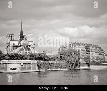 1970S VISTA DALLA CATTEDRALE DI NOTRE DAME EST SULL'ILE DE LA CITE E GLI EDIFICI SULL'ILE SAINT-LOUIS PARIGI FRANCE SEINE RIVER - R22018 HAR001 HARS REAL ESTATE DE STRUCTURES SEINE EDIFICE FEDELE SIMBOLICO CITE FEDE BATTENTI CONTRAFFORTI FRANCESE CREDENZA GOTICA BIANCO E NERO CATTOLICO HAR001 ICONICO LA NOTRE DAME VECCHIO STILE SITO PATRIMONIO MONDIALE DELL'UNESCO Foto Stock