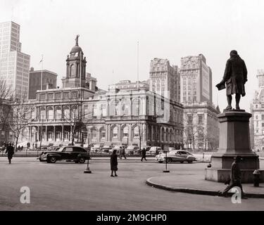 1940S BEN FRANKLIN STATUA DI FRONTE CITY HALL MANHATTAN NEW YORK CITY NEW YORK STATI UNITI D'AMERICA - R2826 HAR001 HARS GOVERNO NORD AMERICA CENTRO NORD AMERICA STRUTTURA PEDONALE CITTÀ HALL STRADE AUTOS LEADERSHIP ESTERNA IN AUTORITÀ TRA POLITICA DI NYC BEN NEW YORK AUTOMOBILI CITTÀ VEICOLI NEW YORK CITTÀ BROADWAY CAMERE NAZIONALI STORICO PUNTO DI RIFERIMENTO RINASCIMENTO RINASCITA NERO E BIANCO GEORGIANO HAR001 LOWER MANHATTAN VECCHIO STILE Foto Stock