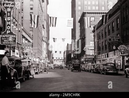 1940S TRAFFICATO COMMERCIALE STREET HOTELS NEGOZI RISTORANTI E FANTASMA STATE CAPITOL EDIFICIO A DISTANZA DES MOINES IOWA USA - R3307 HAR001 HARS DISTANZA PEDONI BICICLETTE TRASPORTO B&W BICICLETTE NORD AMERICA NORD AMERICA STRUTTURA PEDONALE CAPITOL PROPERTY IOWA IA E AUTOS ESTERNO POLITICA POSTBELLICA NEGOZI CAPITALE IMMOBILIARE STRUTTURE AUTOMOBILI CITTÀ MESSENGER VEICOLI DES EDIFICE DES MOINES FANTASMA ALBERGHI MOINES RISTORANTI STREET SCENE BIANCO E NERO HAR001 MIDWEST VECCHIO STILE Foto Stock