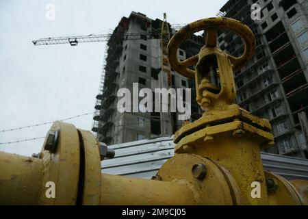 Valvole a gas e valvole nei pressi dell'area residenziale. Foto Stock