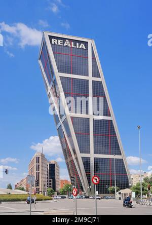 Madrid, Spagna, maggio. 2018: Porta d'Europa (Puerta de Europa) - edifici con doppia inclinazione progettati da Philip Johnson e John Burgee Foto Stock