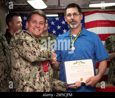 SILVERDALE, Washington (16 maggio 2022) – Stati Uniti Navy CMdR. David Crescitelli, di sinistra, comandante della USS Nebraska (SSBN 739) Blue Crew, presenta la Medaglia al conseguimento del servizio civile a Joseph J. Mohs, sovrintendente della nave del Nebraska durante il suo refit semestrale presso lo stabilimento di Trident Refit, Bangor (TRFB), nel caos dell’equipaggio a bordo del Nebraska. Mohs ha ricevuto il premio per la sua dedizione e determinazione nel riparare e ripristinare il Nebraska. TRFB sostiene la missione di deterrenza strategica della nazione riparando, revisionando in modo incrementale e modernizzando i sottomarini missilistici balistici strategici della Pacific Fleet durati Foto Stock