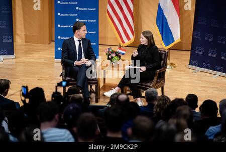 WASHINGTON - il primo Ministro Mark Rutte parla con gli studenti della Georgetown University durante una visita di un giorno a Washington. Nel corso della visita si discuterà del coordinamento del sostegno all'Ucraina. Si discuterà inoltre di un'ulteriore cooperazione nel settore della difesa e della sicurezza e di un ulteriore rafforzamento delle relazioni commerciali bilaterali tra i Paesi Bassi e gli Stati Uniti. ANP BART MAAT netherlands OUT - belgio OUT Foto Stock