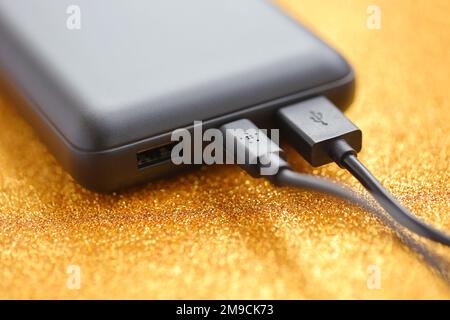 KIEV, UCRAINA - 4 MAGGIO 2022 batteria Powerbank portatile con logo di Belkin International, produttore americano di elettronica di consumo specializzata in dispositivi di connettività Foto Stock