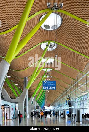 Terminal T4 all'aeroporto di Barajas il 27 LUGLIO 2012 a Madrid, Spagna. T4 terminal è uno dei più belli e più grandi del mondo Foto Stock