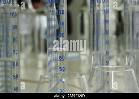 Provette per analisi in fiasche e bicchieri da degustazione Foto Stock