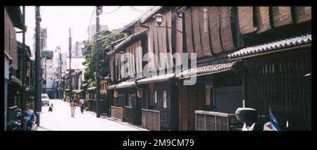 Una strada tipica di Gion, che e' il principale quartiere Geisha di Kyoto, che mostra tradizionali persiane di bamboo sulle finestre. Foto Stock