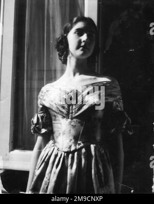 Una giovane donna alla moda in abito satinato, Italia. Foto Stock