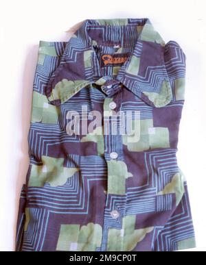 Una camicia da uomo dal design sgargiante, in un mix di blu, viola e verde. Foto Stock