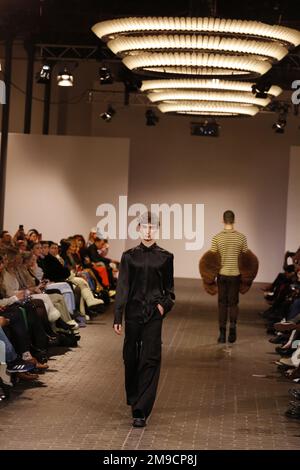 Berlino, Moabit, Germania. 17th Jan, 2023. Berlino: I modelli presentano l'ultima collezione del designer Danny Reinke sulla passerella del bolle FestsÃ¤le in Alt-Moabit. (Credit Image: © Simone Kuhlmey/Pacific Press via ZUMA Press Wire) SOLO PER USO EDITORIALE! Non per USO commerciale! Foto Stock