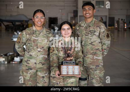 Da sinistra a destra, Airman 1st Classe Yajahira Martinez, 9th membro dell'equipaggio dell'unità di manutenzione degli aerei; Airman Hannah Canfield, 9th capo della squadra di equipaggio di carico delle armi AMU; E Airman 1st Class Kevin Camacho, membro della squadra del carico di armi, ha vinto il primo trofeo per la competizione di carico del primo trimestre 2022, il 16 maggio 2022, sulla base dell'aeronautica militare di Holloman, New Mexico. I militari dei 314th AMU, 311th AMU, 29th AMU, 9th AMU e 8th AMU hanno gareggiato per caricare le munizioni sui loro rispettivi aerei nel modo più veloce e preciso. Foto Stock