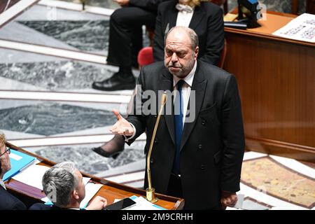 Parigi, Francia. 17th Jan, 2023. Il Ministro francese della Giustizia Eric Dupont Moretti durante una sessione di interrogazioni al governo presso l'Assemblea nazionale di Parigi il 17 gennaio 2023. Credit: Victor Joly/Alamy Live News Foto Stock