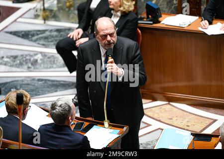 Parigi, Francia. 17th Jan, 2023. Il Ministro francese della Giustizia Eric Dupont Moretti durante una sessione di interrogazioni al governo presso l'Assemblea nazionale di Parigi il 17 gennaio 2023. Credit: Victor Joly/Alamy Live News Foto Stock