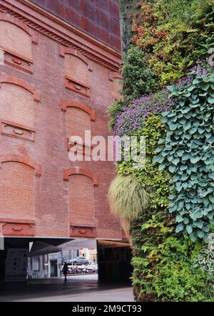 Madrid, Spagna - Maggio 2018: Parete verticale del giardino e facciata in mattoni del Museo CaixaForum progettato da Herzog e de Meuron Foto Stock