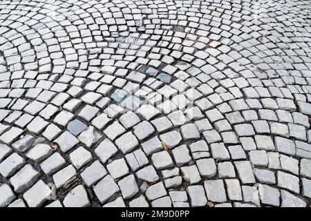 vecchia strada acciottolata danneggiata nel centro storico di colonia Foto Stock