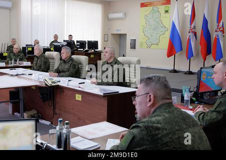 Mosca, Russia. 17th Jan, 2023. Il Ministro della Difesa russo Sergei Shoigu (C) parla durante un incontro con gli ufficiali di alto livello russi martedì 17 gennaio 2023. Photo by Russian Defense Ministry Press Service/UPI Credit: UPI/Alamy Live News Foto Stock