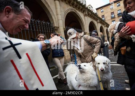 Pamplona, Spagna. 16th Jan, 2023. Gli animali domestici sono benedetti dal parroco Cesar Magaña, fuori dalla Chiesa di San Nicolás a Pamplona, per la celebrazione del giorno di San Antón Abad, patrono degli animali. Credit: SOPA Images Limited/Alamy Live News Foto Stock