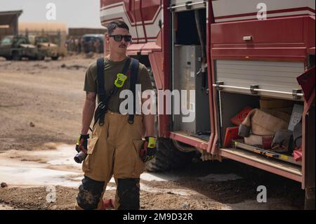 STATI UNITI Air Force Senior Airman Zachary McMaster, specialista nella protezione antincendio con lo Squadron 776th Expeditionary Air base, è in piedi da un P-19 Rosenbauer PANTHER Aircraft Rescue veicoli antincendio durante la formazione congiunta con gli Stati Uniti Medici dell'esercito dal 2nd Squadron, 183rd reggimento di cavalleria a Chabelley Airfield, Gibuti, 16 maggio 2022. L'esercizio di prontezza è servito come ispezione annuale in cui hanno risposto a un incendio simulato del veicolo con lesioni. Foto Stock