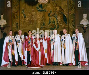 Regina Elisabetta II, Principe Carlo e altri, in abiti ufficiali indossati per un ordine del servizio di Bath a Westminster Abbey, Londra, nel maggio 1975. Fu in questa occasione che il Principe Carlo fu insediato come Gran Maestro dell'Ordine delle Terme. Foto Stock