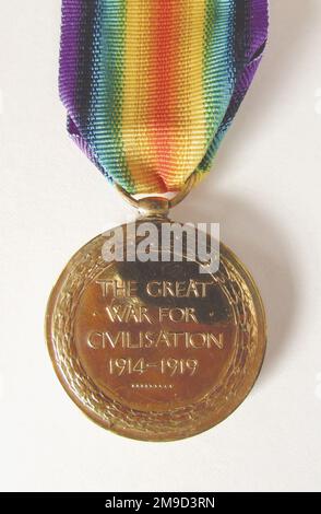 Medaglia alla vittoria, 1914-19. La medaglia di bronzo laccata, di W McMillan, commemora la vittoria degli Alleati sulle potenze centrali. Sull'ossessione c'è Athene Nike, dea della vittoria. Al contrario è iscritta la Grande Guerra per la civiltà. Il nome del destinatario e i dettagli del servizio sono incisi intorno al bordo. (Retromarcia) Foto Stock