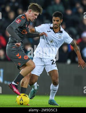 Alex Scott #7 della città di Bristol sotto la pressione di Kyle Naughton #26 della città di Swansea durante la partita di riesecuzione del terzo round della Coppa di fa di Emirates Swansea City vs Bristol City al Swansea.com Stadium, Swansea, Regno Unito, 17th gennaio 2023 (Foto di Mike Jones/News Images) Foto Stock