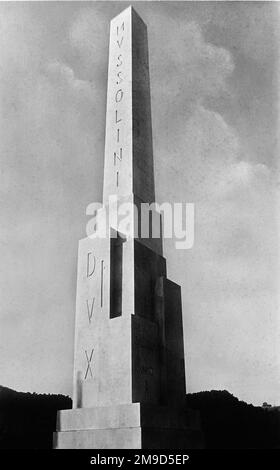 1932 , ROMA , ITALIA : PROPAGANDA fascista italiana , il MONOLITO BENITO MUSSOLINI dell'OPERA NAZIONALE BALILLA in stile ART DECO al FORO ITALICO . Il marmo bianco di Carrara obelisc fu edificato presso lo Stadio FORO STADIO DEI marmi MUSSOLINI , ancora oggi esistente . FOTOGRAFO SCONOSCIUTO .- STORIA- FOTO STORICHE - ROMA - FASCISMO - FASCISTA - FASCISMO - ITALIA - ANNI '30 - ANNI TRENTA - NOVECENTO - PROPAGANDA - MONOLITE - KITSCH --- ARCHIVIO GBB Foto Stock