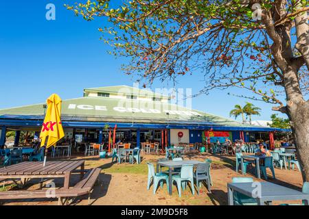 Birreria all'aperto della rinomata Sunset Tavern nella cittadina di Karumba, Karumba Point, Golfo di Carpentaria, Queensland, QLD, Australia Foto Stock