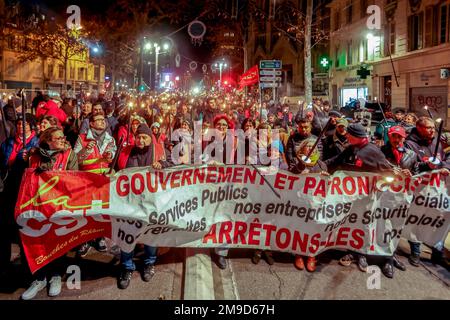 Marsiglia, Francia. 17th Jan, 2023. I manifestanti hanno una bandiera e delle torce durante la manifestazione contro le riforme pensionistiche. Una prima dimostrazione a Marsiglia su invito del sindacato CGT a dire no al progetto di riforma delle pensioni che mira ad innalzare l'età pensionabile legale in Francia a 64 anni. Tutti i sindacati francesi sono uniti per combattere questa nuova riforma delle pensioni e si riuniscono per un Maggiore mobilitazione il 19 gennaio. Il progetto sarà presentato al parlamento francese a febbraio. Credit: SOPA Images Limited/Alamy Live News Foto Stock