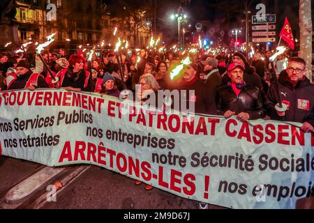 Marsiglia, Francia. 17th Jan, 2023. I manifestanti hanno una bandiera e delle torce durante la manifestazione contro le riforme pensionistiche. Una prima dimostrazione a Marsiglia su invito del sindacato CGT a dire no al progetto di riforma delle pensioni che mira ad innalzare l'età pensionabile legale in Francia a 64 anni. Tutti i sindacati francesi sono uniti per combattere questa nuova riforma delle pensioni e si riuniscono per un Maggiore mobilitazione il 19 gennaio. Il progetto sarà presentato al parlamento francese a febbraio. Credit: SOPA Images Limited/Alamy Live News Foto Stock