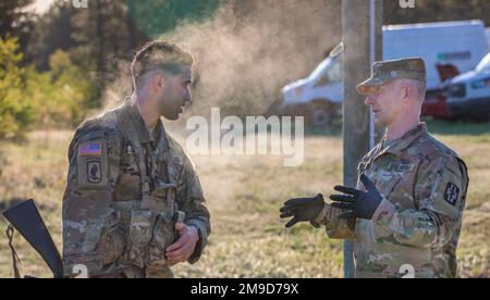 Richard Rodriguez, rappresentante del comando per le operazioni psicologiche e gli affari civili dell'esercito degli Stati Uniti (Airborne), riceve istruzioni dalla Sgt. 1st Classe John Goliher, 446th Hospital Augmentation Detachment, Fort McCoy, Wisconsin, 2022 17 maggio 2022. Circa 40 soldati provenienti da tutta la nazione si sono recati a Fort McCoy, Wisconsin, per competere nei 2022 Stati Uniti Concorso migliore squadra dal 14 al 21 maggio 2022. Il BSC 2022 è un concorso annuale che riunisce i migliori soldati e squadre provenienti da tutti gli Stati Uniti Riserva militare per guadagnare il titolo o Foto Stock