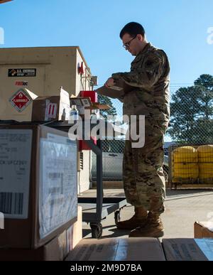 Senior Airman Dylan Buchheit, 4th Logistics Readiness Squadron Material Management journeyman, disimballa i materiali alla base aeronautica di Seymour Johnson, Carolina del Nord, 17 maggio 2022. Gli airman assegnati al negozio di materiali pericolosi garantiscono che i materiali pericolosi siano adeguatamente imballati, contrassegnati, etichettati e conservati in modo sicuro. Foto Stock