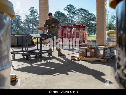 Senior Airman Dylan Buchheit, 4th Logistics Readiness Squadron Material Management journeyman, disimballa i materiali alla base aeronautica di Seymour Johnson, Carolina del Nord, 17 maggio 2022. Gli airman assegnati al negozio di materiali pericolosi garantiscono che i materiali pericolosi siano adeguatamente imballati, contrassegnati, etichettati e conservati in modo sicuro. Foto Stock