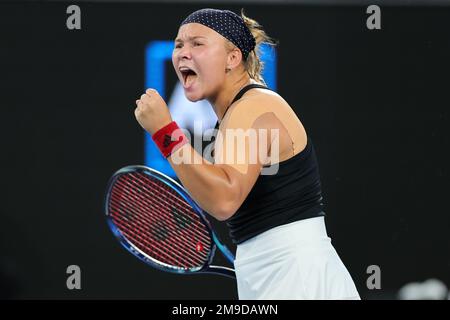 Melbourne, Australia. 18th Jan, 2023. Diana Shnaider reagisce durante la partita del turno 2 tra Maria Sakkari di Grecia e Diana Shnaider Day 3 all'Australian Open Tennis 2023 alla Margaret Court Arena di Melbourne, Australia, il 18 gennaio 2023. Foto di Peter Dovgan. Solo per uso editoriale, licenza richiesta per uso commerciale. Non è utilizzabile nelle scommesse, nei giochi o nelle pubblicazioni di un singolo club/campionato/giocatore. Credit: UK Sports Pics Ltd/Alamy Live News Foto Stock