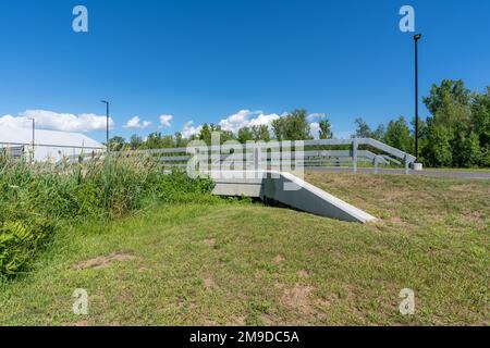 Ponte in cemento prefabbricato a tre lati con binari di guida installati su una zona umida. Il ponte prefabbricato mitiga i disturbi delle zone umide esistenti. Foto Stock