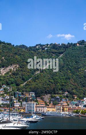 Vista sulla strada e sul lago della città di Como, all'estremità meridionale del Lago di Como, nel nord Italia Foto Stock