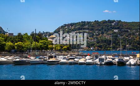 Vista sulla strada e sul lago della città di Como, all'estremità meridionale del Lago di Como, nel nord Italia Foto Stock