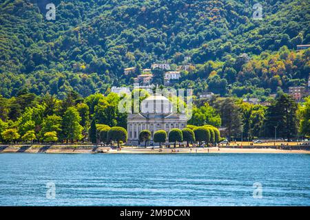 Vista sulla strada e sul lago della città di Como, all'estremità meridionale del Lago di Como, nel nord Italia Foto Stock
